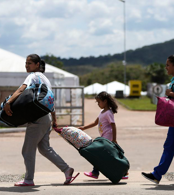 Imigrantes venezuelanos cruzam a fronteira com o Brasil.